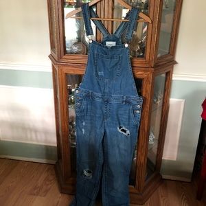 FOREVER 21 - Denim distressed overalls!